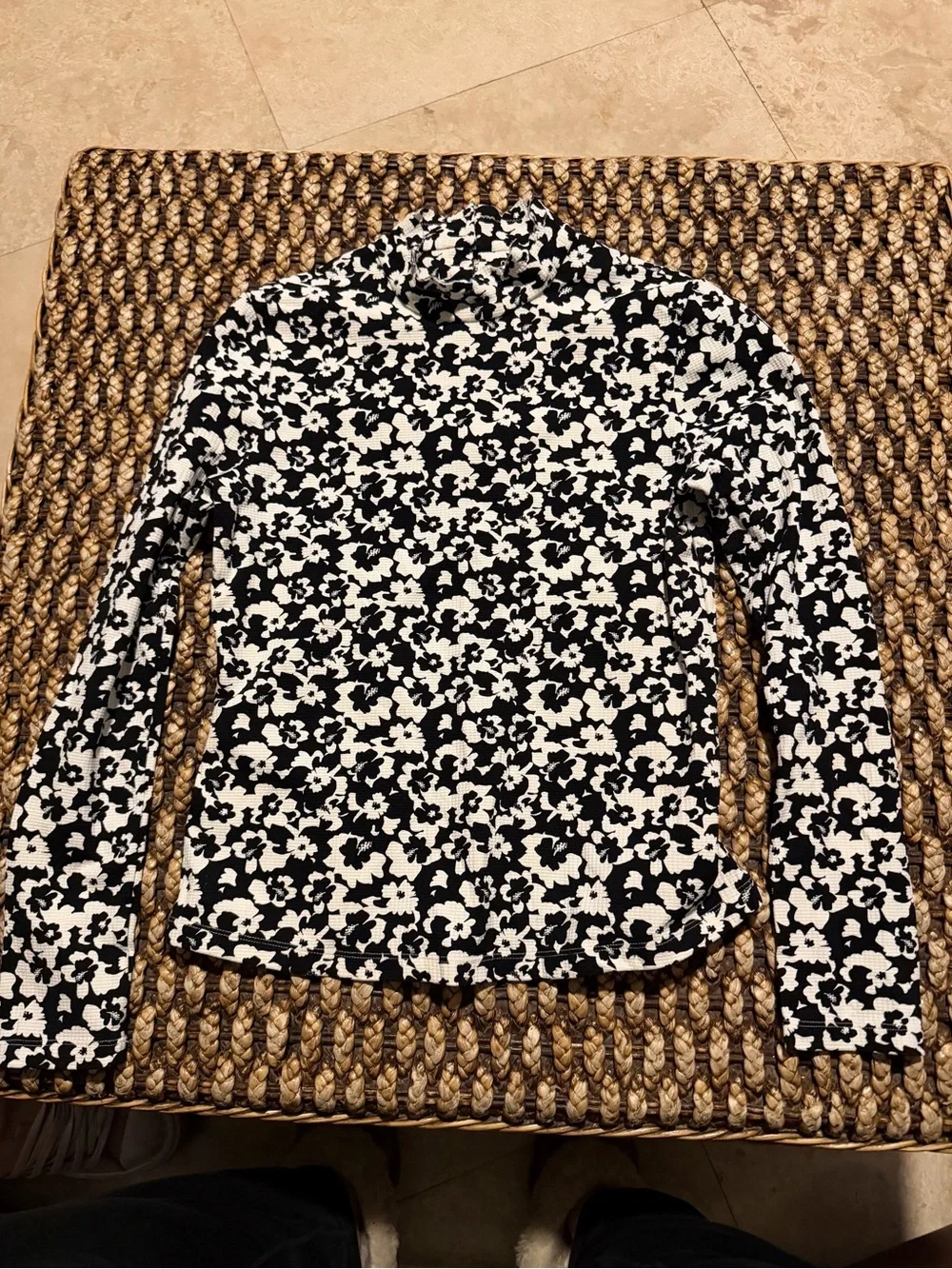 MARYSIA Swamis Black and White Floral Mock Neck Rashguard (126)